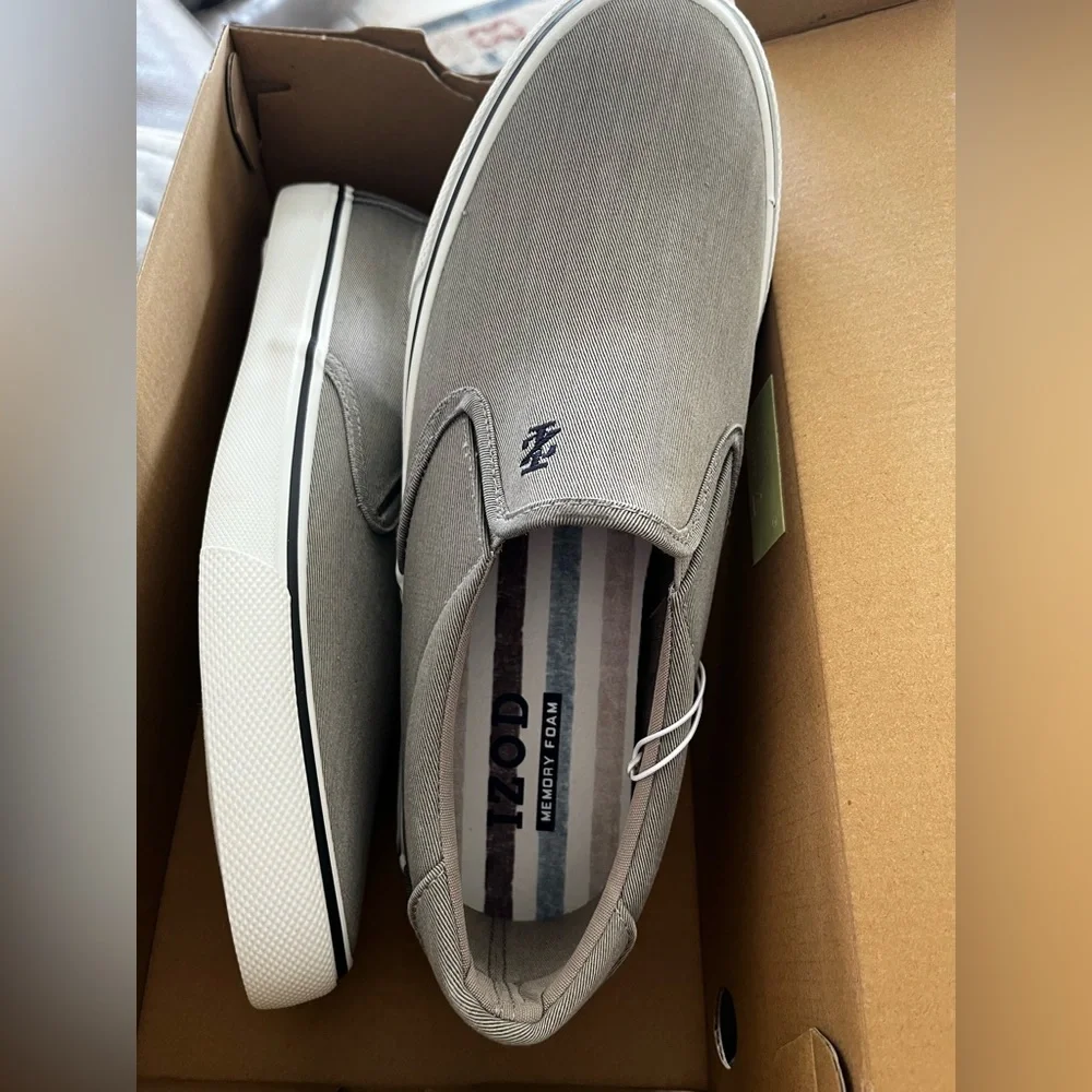 Izod Men's Canvas Slip On NWT and box